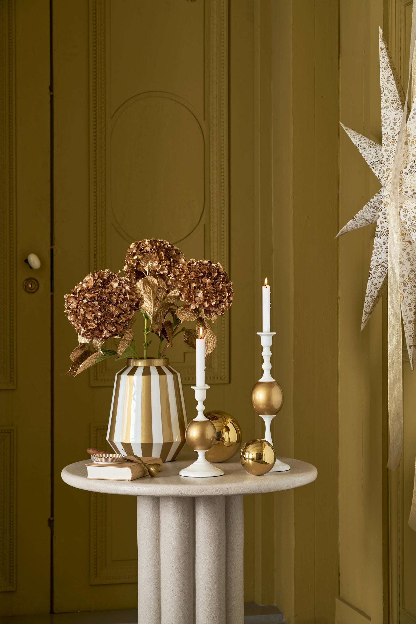 Candle Holder Metal Sphere Small White-Gold 24cm
