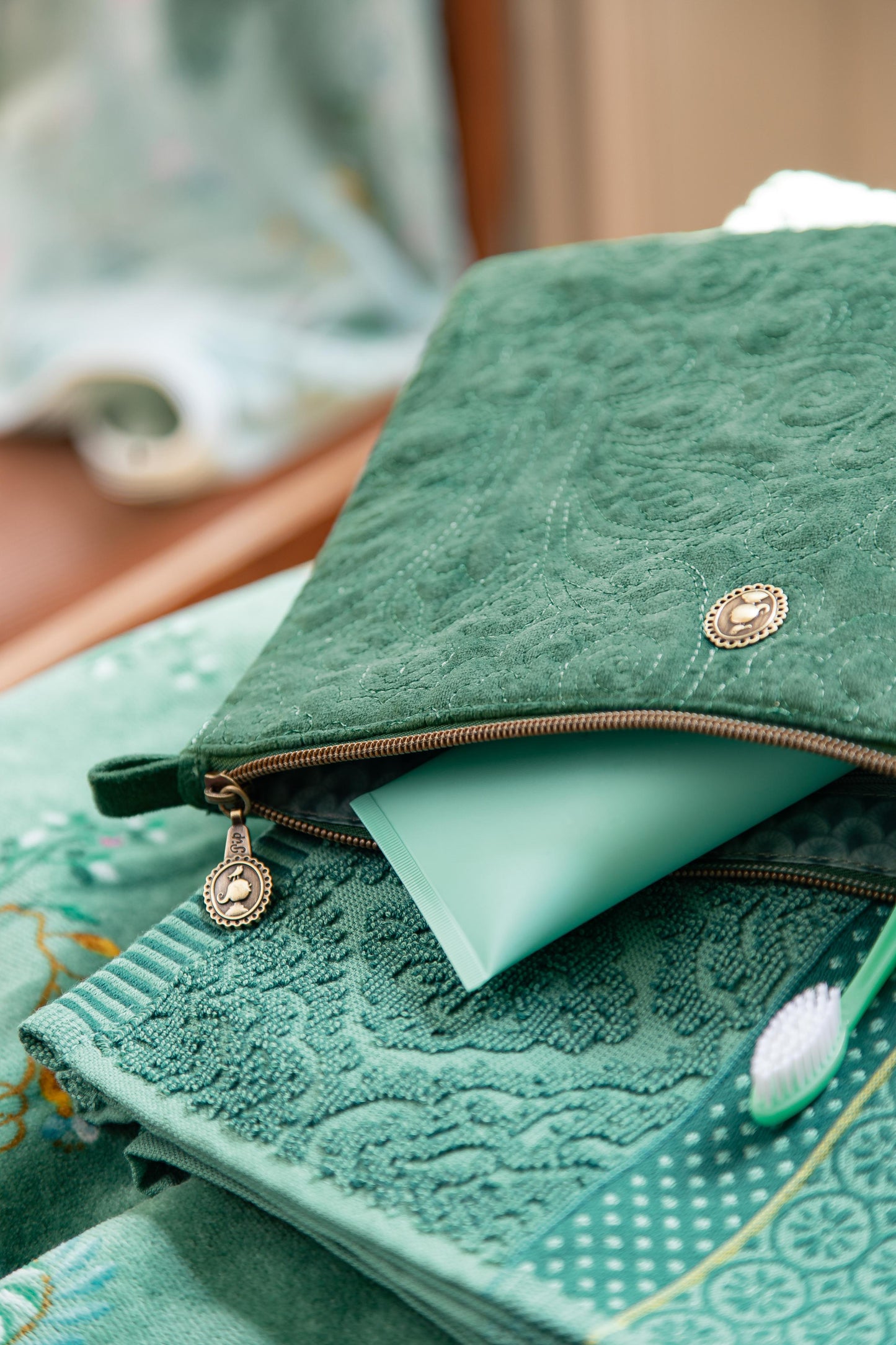 Cosmetic Flat Pouch Large Velvet Quilted 30x1x22cm